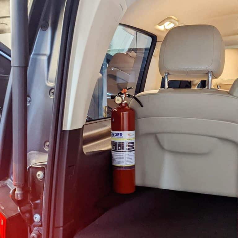 binh-chua-chay-mini-1kg-bot-abc-v1p-gan-tren-xe-o-to-gia-dinh-768x768